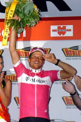 Jan Ullrich (Deutschland T Mobile) jubelt über seinen Gesamtsieg bei der Tour de Suisse 2006 Radsport Herren Tour de Suisse 2006, ProTour, Straßenradsport, Straße, Rad, Zeitfahren, Einzelzeitfahren Einzelbild 9. Etappe: Kerzers - Bern Freude, Radsport Herren Tour de Suisse 2006, ProTour, Straßenradsport, Straße, Rad, Zeitfahren, Einzelzeitfahren Einzelbild 9. Etappe: Kerzers - Bern Freude,