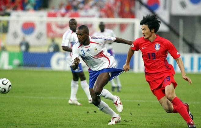 Eric Abidal (Frankreich, li.) gegen Jae Jin Cho (Südkorea) Fußball WM Herren WM 2006, Länderspiel, Nationalteam, Gruppe G, Nationaltrikot Gruppe Leipzig Dynamik, Fußball WM Herren WM 2006, Länderspiel, Nationalteam, Gruppe G, Nationaltrikot Gruppe Leipzig Dynamik,