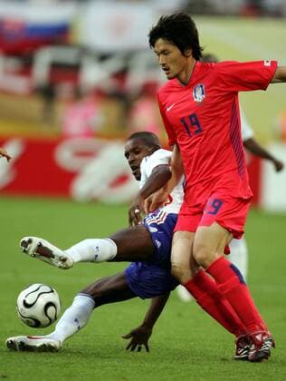 Cho Jae Jin (Südkorea, re.) gegen Eric Abidal (Frankreich) - Fußball WM Herren WM 2006, Länderspiel, Nationalteam, Nationaltrikot, Gruppe G, Frankreich - Südkorea Gruppe Aufmacher Leipzig Dynamik, Fußball WM Herren WM 2006, Länderspiel, Nationalteam, Nationaltrikot, Gruppe G, Frankreich - Südkorea Gruppe Aufmacher Leipzig Dynamik,