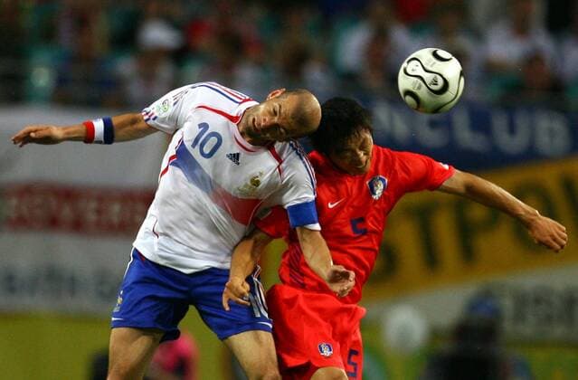 Zinedine Zidane (Frankreich, li.) gegen Kim Nam Il (Südkorea) Fußball WM Herren WM 2006, Länderspiel, Nationalteam, Nationaltrikot Gruppe G, Frankreich - Südkorea, Korea Gruppe Leipzig Dynamik, Kampf, Fußball WM Herren WM 2006, Länderspiel, Nationalteam, Nationaltrikot Gruppe G, Frankreich - Südkorea, Korea Gruppe Leipzig Dynamik, Kampf,