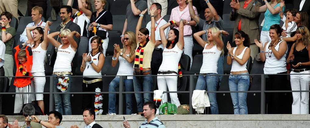 Laola Welle der deutschen Spielerfrauen, v.li.: Conny Lehmann, Natalie (Marcell Jansen), Tina (Sebastian Kehl), Monika (Lukas Podolski), Sylwia Klose, Petra Frings, Lena (Tim Borowski), Nicola (Philipp Lahm), Inga (Thomas Hitzlsperger).... Fußball WM Herren WM 2006, Länderspiel, Nationalteam, Gruppe A, Kleidung, Outfit, Gast, Gäste, Besucher, Publikum, Totale Berlin Cornelia Freude, Begeisterung Fußball WM Herren WM 2006, Länderspiel, Nationalteam, Gruppe A, Kleidung, Outfit, Gast, Gäste, Besucher, Publikum, Totale Berlin Cornelia Freude, Begeisterung