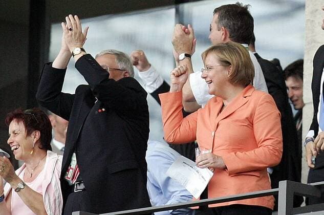 Bundeskanzlerin Angela Merkel (CDU) und DFB Präsident Dr. Theo Zwanziger (beide Deutschland) jubeln - Fußball WM Herren WM 2006, Länderspiel, Nationalteam, Gruppe A, Deutschland Gruppe Berlin Freude, Fußball WM Herren WM 2006, Länderspiel, Nationalteam, Gruppe A, Deutschland Gruppe Berlin Freude,