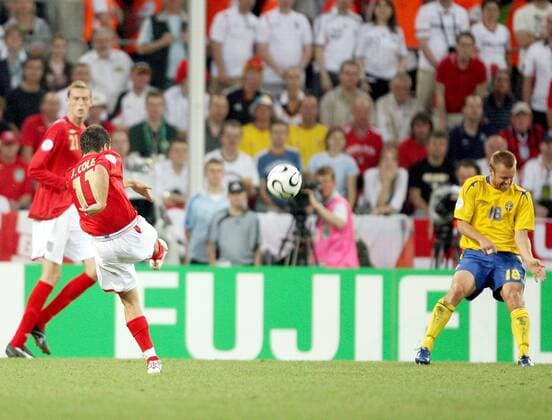 Joe Cole (England, li.) erzielt das 1:0 - Fußball WM Herren WM 2006, Länderspiel, Nationalteam, Gruppe B, Nationaltrikot, Schweden - England 2:2 Totale Köln Dynamik, Fußball WM Herren WM 2006, Länderspiel, Nationalteam, Gruppe B, Nationaltrikot, Schweden - England 2:2 Totale Köln Dynamik,