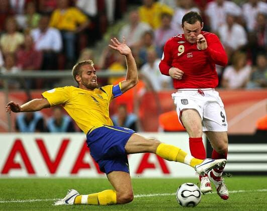 Wayne Rooney (England, re.) gegen Olof Mellberg (Schweden) - Fußball WM Herren WM 2006, Länderspiel, Nationalteam, Gruppe B, Nationaltrikot, England - Schweden 2:2 Gruppe Köln Dynamik, Fußball WM Herren WM 2006, Länderspiel, Nationalteam, Gruppe B, Nationaltrikot, England - Schweden 2:2 Gruppe Köln Dynamik,