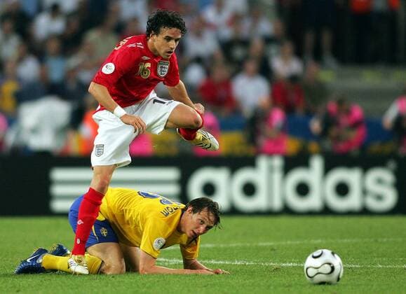 Owen Hargreaves (England, vorn) setzt sich gegen Kim Källström (Schweden) durch Fußball WM Herren WM 2006, Länderspiel, Nationalteam, Gruppe B Schweden - England 2:2, Nationaltrikot Gruppe Köln Dynamik, Fußball WM Herren WM 2006, Länderspiel, Nationalteam, Gruppe B Schweden - England 2:2, Nationaltrikot Gruppe Köln Dynamik,