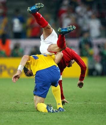 David Beckham (England) fällt auf Johan Elmander (Schweden) Fußball WM Herren WM 2006, Länderspiel, Nationalteam, Nationaltrikot, Gruppe B, Schweden - England 2:2 Gruppe Köln Dynamik, Kampf, Fußball WM Herren WM 2006, Länderspiel, Nationalteam, Nationaltrikot, Gruppe B, Schweden - England 2:2 Gruppe Köln Dynamik, Kampf,