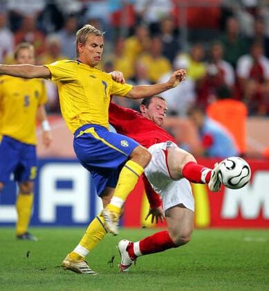 Wayne Rooney (England, re.) gegen Niclas Alexandersson (Schweden) Fußball WM Herren WM 2006, Länderspiel, Nationalteam, Nationaltrikot, Gruppe B, Schweden - England 2:2 Gruppe Köln Dynamik, Kampf, Fußball WM Herren WM 2006, Länderspiel, Nationalteam, Nationaltrikot, Gruppe B, Schweden - England 2:2 Gruppe Köln Dynamik, Kampf,