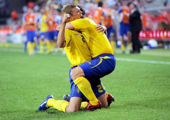Jubiläums-Torschütze Marcus Allbäck (li.) und Tobias Linderoth (beide Schweden) feiern das 1:1, dieser Ausgleichstreffer markiert zugleich das 2000ste Tor der WM Geschichte Fußball WM Herren WM 2006, Länderspiel, Nationalteam, Nationaltrikot, Gruppe B Gruppe Köln Freude, Begeisterung, Fußball WM Herren WM 2006, Länderspiel, Nationalteam, Nationaltrikot, Gruppe B Gruppe Köln Freude, Begeisterung,