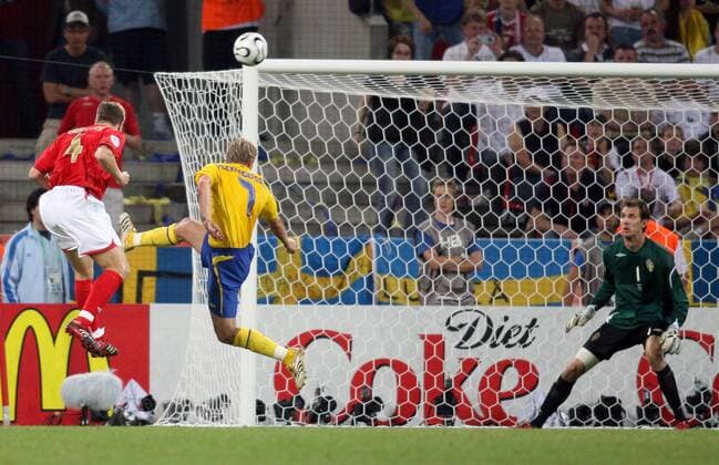 Steven Gerrard (England, li.) erzielt den Treffer zum 2:1 gegen Niclas Alexandersson und Torwart Andreas Isaksson (beide Schweden) Fußball WM Herren WM 2006, Länderspiel, Nationalteam, Gruppe B, Nationaltrikot, Schweden - England 2:2 Gruppe Köln Dynamik, Fußball WM Herren WM 2006, Länderspiel, Nationalteam, Gruppe B, Nationaltrikot, Schweden - England 2:2 Gruppe Köln Dynamik,