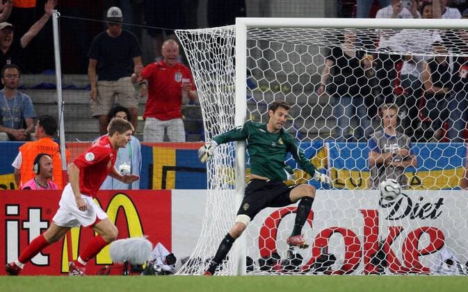 Steven Gerrard (England) erzielt den Treffer zum 2:1 gegen Torwart Andreas Isaksson (beide Schweden) Fußball WM Herren WM 2006, Länderspiel, Nationalteam, Gruppe B, Nationaltrikot, Schweden - England 2:2 Gruppe Jubel, jubeln, Torjubel, Freud und Leid Köln Fußball WM Herren WM 2006, Länderspiel, Nationalteam, Gruppe B, Nationaltrikot, Schweden - England 2:2 Gruppe Jubel, jubeln, Torjubel, Freud und Leid Köln