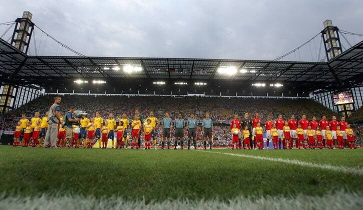 Vorstellung der Mannschaften aus Schweden (li.) und England im ausverkauften Fifa World Cup Stadium Köln Fußball WM Herren WM 2006, Länderspiel, Nationalteam, Gruppe B, Nationaltrikot, Schweden - England 2:2 Totale Schiri, Referee, Unparteiischer, Schiedsrichter, Köln, Linienrichter, Assistent, Assistenten, Fußball WM Herren WM 2006, Länderspiel, Nationalteam, Gruppe B, Nationaltrikot, Schweden - England 2:2 Totale Schiri, Referee, Unparteiischer, Schiedsrichter, Köln, Linienrichter, Assistent, Assistenten,