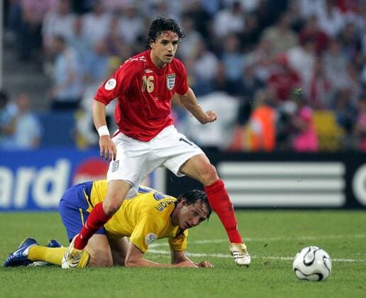 Owen Hargreaves (England, vorn) und Kim Källström (Schweden) schauen dem Ball hinterher Fußball WM Herren WM 2006, Länderspiel, Nationalteam, Gruppe B, Nationaltrikot, Schweden - England 2:2 Gruppe Köln Fußball WM Herren WM 2006, Länderspiel, Nationalteam, Gruppe B, Nationaltrikot, Schweden - England 2:2 Gruppe Köln