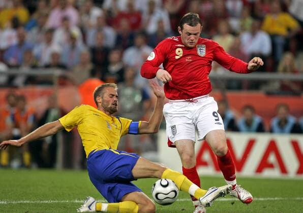 Wayne Rooney (England, re.) gegen Olof Mellberg (Schweden) Fußball WM Herren WM 2006, Länderspiel, Nationalteam, Gruppe B, Nationaltrikot, Schweden - England 2:2 Gruppe Köln Dynamik, Kampf, Fußball WM Herren WM 2006, Länderspiel, Nationalteam, Gruppe B, Nationaltrikot, Schweden - England 2:2 Gruppe Köln Dynamik, Kampf,
