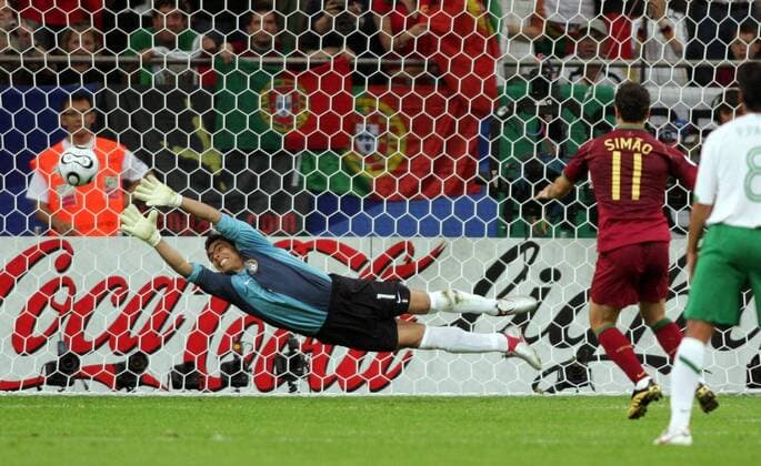 Simao Sabrosa (Portugal) erzielt per Elfmeter gegen Torwart Oswaldo Sanchez (Mexiko) die 2:0-Führung Fußball Herren WM 2006, Länderspiel, Nationalteam, Nationaltrikot, Gruppe D, Portugal - Mexiko Gruppe Gelsenkirchen Dynamik, Fußball Herren WM 2006, Länderspiel, Nationalteam, Nationaltrikot, Gruppe D, Portugal - Mexiko Gruppe Gelsenkirchen Dynamik,
