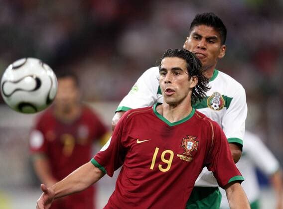 Tiago (Portugal, vorn) gegen Carlos Salcido (Mexiko) - Fußball Herren WM 2006, Länderspiel, Nationalteam, Nationaltrikot, Gruppe D, Portugal - Mexiko 2:1 Gruppe Gelsenkirchen Dynamik, Fußball Herren WM 2006, Länderspiel, Nationalteam, Nationaltrikot, Gruppe D, Portugal - Mexiko 2:1 Gruppe Gelsenkirchen Dynamik,