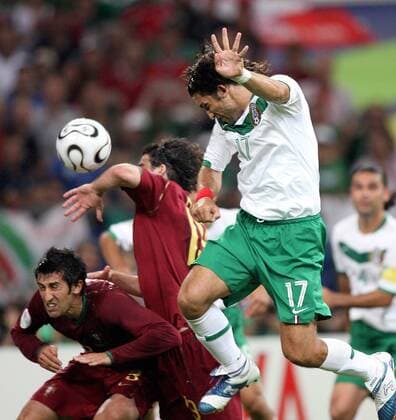 Jose Fonseca (Mexiko, re.) erzielt das 2:1 gegen Marco Caneira (li.) und Tiago (beide Portugal) - Fußball Herren WM 2006, Länderspiel, Nationalteam, Nationaltrikot, Gruppe D, Portugal - Mexiko 2:1 Gruppe Gelsenkirchen Dynamik, Kampf, Fußball Herren WM 2006, Länderspiel, Nationalteam, Nationaltrikot, Gruppe D, Portugal - Mexiko 2:1 Gruppe Gelsenkirchen Dynamik, Kampf,
