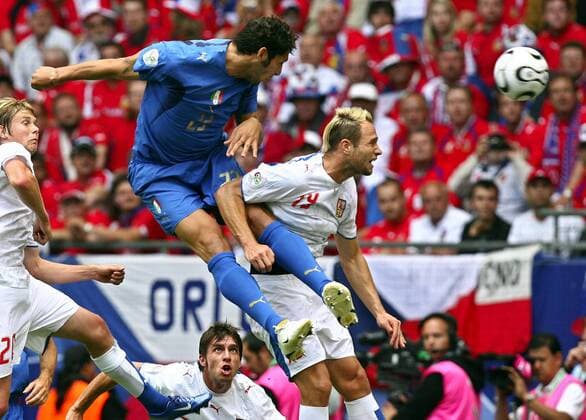 Marco Materazzi (Italien, li.) erzielt gegen Jan Polak (Tschechien) per Kopfball den Treffer zum 1:0 - Fußball WM Herren WM 2006, Länderspiel, Nationalteam, Nationaltrikot, Gruppe E, Tschechien - Italien Gruppe Hamburg Dynamik, Fußball WM Herren WM 2006, Länderspiel, Nationalteam, Nationaltrikot, Gruppe E, Tschechien - Italien Gruppe Hamburg Dynamik,