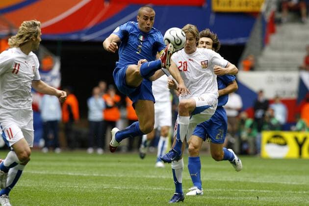 Fabio Cannavaro (Italien, li.) - Ballannahme gegen Jaroslav Plasil (Tschechien) - Fußball WM Herren WM 2006, Länderspiel, Nationalteam, Nationaltrikot, Gruppe E, Tschechien - Italien Gruppe Hamburg Fußball WM Herren WM 2006, Länderspiel, Nationalteam, Nationaltrikot, Gruppe E, Tschechien - Italien Gruppe Hamburg
