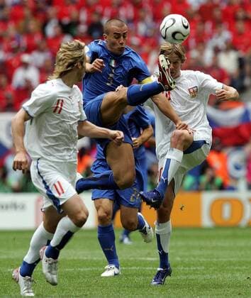 Fabio Cannavaro (Italien, Mitte) gegen Jaroslav Plasil (re.) und Pavel Nedved (beide Tschechien) - Fußball WM Herren WM 2006, Länderspiel, Nationalteam, Gruppe E, Nationaltrikot, Italien - Tschechien 2:0 Gruppe Hamburg Dynamik, Fußball WM Herren WM 2006, Länderspiel, Nationalteam, Gruppe E, Nationaltrikot, Italien - Tschechien 2:0 Gruppe Hamburg Dynamik,