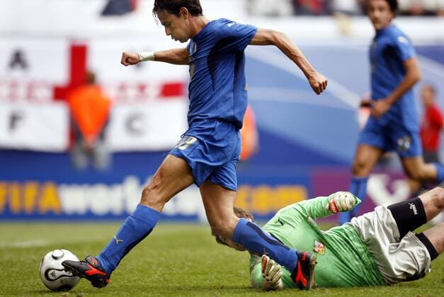 Filippo Inzaghi (Italien, li.) umkurvt Torwart Petr Cech (Tschechien) und erzielt den Treffer zum 2:0 Fußball WM Herren WM 2006, Länderspiel, Nationalteam, Gruppe E, Tschechien - Italien 0:2, Nationaltrikot, Vdig Gruppe Hamburg Fußball WM Herren WM 2006, Länderspiel, Nationalteam, Gruppe E, Tschechien - Italien 0:2, Nationaltrikot, Vdig Gruppe Hamburg