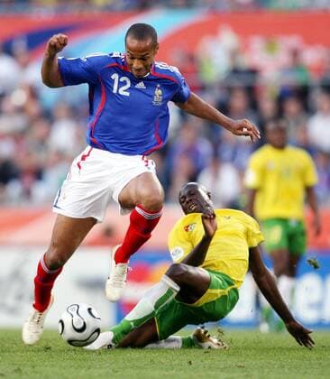 Thierry Henry (Frankreich, li.) gegen Massamasso Tchangai (Togo) - Fußball WM Herren WM 2006, Länderspiel, Nationalteam, Gruppe G, Nationaltrikot, Togo - Frankreich Gruppe Köln Dynamik, Fußball WM Herren WM 2006, Länderspiel, Nationalteam, Gruppe G, Nationaltrikot, Togo - Frankreich Gruppe Köln Dynamik,