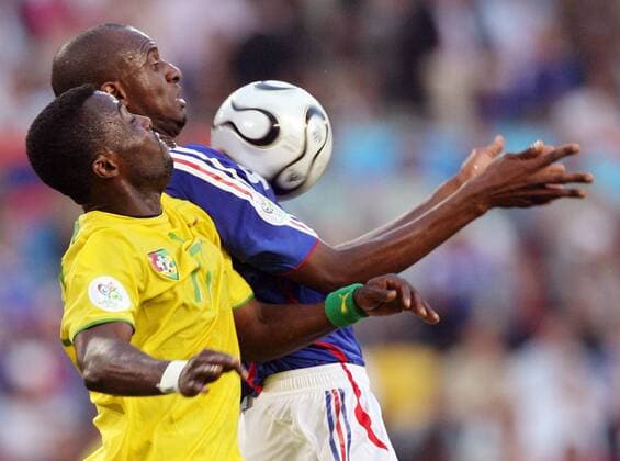 Patrick Vieira (Frankreich, re.) gegen Mohamed Kader (Togo) - Fußball WM Herren WM 2006, Länderspiel, Nationalteam, Gruppe G, Nationaltrikot, Togo - Frankreich Gruppe Köln Fußball WM Herren WM 2006, Länderspiel, Nationalteam, Gruppe G, Nationaltrikot, Togo - Frankreich Gruppe Köln