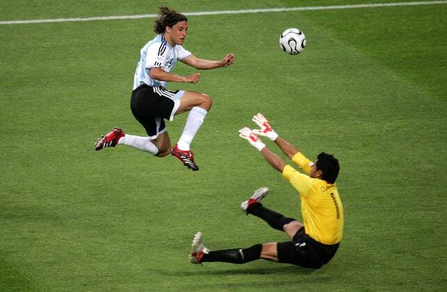 Hernan Crespo (Argentinien) überspielt artistisch den am Boden sitzenden Torwart Oswaldo Sanchez (Mexiko) - Fußball WM Herren WM 2006, Länderspiel, Nationalteam, Achtelfinale, Nationaltrikot, Argentinien - Mexiko, Vdig Gruppe Leipzig Dynamik, Fußball WM Herren WM 2006, Länderspiel, Nationalteam, Achtelfinale, Nationaltrikot, Argentinien - Mexiko, Vdig Gruppe Leipzig Dynamik,