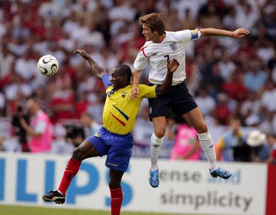 Neicer Reasco (Ecuador, li.) gegen David Beckham (England) Fußball WM Herren WM 2006, Länderspiel, Nationalteam, Achtelfinale, Nationaltrikot, England - Ecuador 1:0 Gruppe Stuttgart Dynamik, Fußball WM Herren WM 2006, Länderspiel, Nationalteam, Achtelfinale, Nationaltrikot, England - Ecuador 1:0 Gruppe Stuttgart Dynamik,