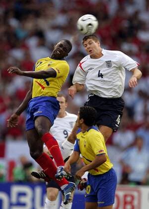 Steven Gerrard (England, re.) gegen Giovanny Espinoza (Ecuador) Fußball WM Herren WM 2006, Länderspiel, Nationalteam, Achtelfinale, Nationaltrikot, England - Ecuador 1:0 Gruppe Stuttgart Dynamik, Fußball WM Herren WM 2006, Länderspiel, Nationalteam, Achtelfinale, Nationaltrikot, England - Ecuador 1:0 Gruppe Stuttgart Dynamik,