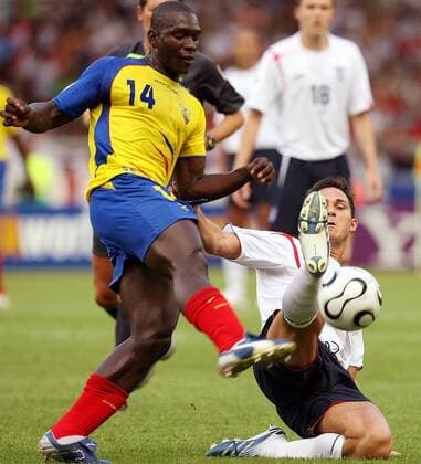 Frank Lampard (England, re.) gegen Segundo Castillo (Ecuador) - Fußball WM Herren WM 2006, Länderspiel, Nationalteam, Achtelfinale Gruppe Stuttgart Dynamik, Kampf, Fußball WM Herren WM 2006, Länderspiel, Nationalteam, Achtelfinale Gruppe Stuttgart Dynamik, Kampf,