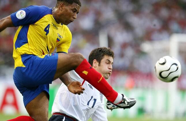 Ulises de la Cruz (Ecuador, li.) gegen Joe Cole (England) - Fußball WM Herren WM 2006, Länderspiel, Nationalteam, Achtelfinale, Nationaltrikot, England - Ecuador 1:0 Gruppe Stuttgart Dynamik, Fußball WM Herren WM 2006, Länderspiel, Nationalteam, Achtelfinale, Nationaltrikot, England - Ecuador 1:0 Gruppe Stuttgart Dynamik,