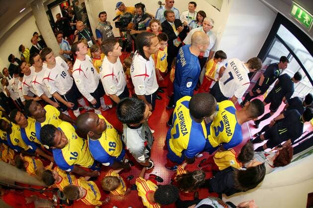 Die Mannschaften von Ecuador und England warten im Spielertunnel auf den Einmarsch - Fußball WM Herren WM 2006, Länderspiel, Nationalteam, Achtelfinale, Nationaltrikot, England - Ecuador 1:0 Totale Stuttgart Fußball WM Herren WM 2006, Länderspiel, Nationalteam, Achtelfinale, Nationaltrikot, England - Ecuador 1:0 Totale Stuttgart