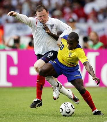 Neicer Reasco (Ecuador, re.) gegen Wayne Rooney (England) - Fußball WM Herren WM 2006, Länderspiel, Nationalteam, Nationaltrikot, Achtelfinale Gruppe Stuttgart Dynamik, Fußball WM Herren WM 2006, Länderspiel, Nationalteam, Nationaltrikot, Achtelfinale Gruppe Stuttgart Dynamik,