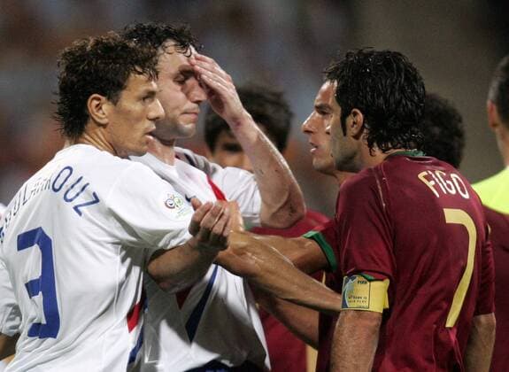 Gerangel zwischen v.li.: Khalid Boulahrouz, Mark van Bommel (beide Niederlande), Petit und Luis Figo (beide Portugal) nach einer Tätlichkeit seitens Figo - Fußball WM Herren WM 2006, Länderspiel, Nationalteam, Achtelfinale, Nationaltrikot, Portugal - Niederlande 1:0 Gruppe Nürnberg Spannung, Fußball WM Herren WM 2006, Länderspiel, Nationalteam, Achtelfinale, Nationaltrikot, Portugal - Niederlande 1:0 Gruppe Nürnberg Spannung,