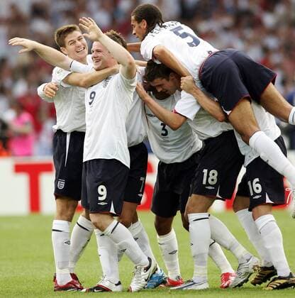 Torjubel England, v.li.: Steven Gerrard, Wayne Rooney, Michael Carrick und Rio Ferdinand Fußball WM Herren WM 2006, Länderspiel, Nationalteam, Achtelfinale, Nationaltrikot, Vdig Gruppe Stuttgart Freude, Fußball WM Herren WM 2006, Länderspiel, Nationalteam, Achtelfinale, Nationaltrikot, Vdig Gruppe Stuttgart Freude,