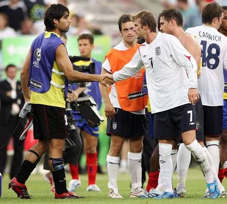 Ersatztorwart Damian Lanza (Ecuador, li.) und David Beckham (England) - shakehands nach Spielende Fußball WM Herren WM 2006, Länderspiel, Nationalteam, Achtelfinale, Nationaltrikot, England - Ecuador 1:0, Vdig Gruppe Stuttgart Fußball WM Herren WM 2006, Länderspiel, Nationalteam, Achtelfinale, Nationaltrikot, England - Ecuador 1:0, Vdig Gruppe Stuttgart
