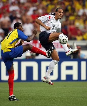 Rio Ferdinand (England, re.) gegen Agustin Delgado (Ecuador) Fußball WM Herren WM 2006, Länderspiel, Nationalteam, Achtelfinale, Nationaltrikot, England - Ecuador 1:0 Gruppe Stuttgart Dynamik, Fußball WM Herren WM 2006, Länderspiel, Nationalteam, Achtelfinale, Nationaltrikot, England - Ecuador 1:0 Gruppe Stuttgart Dynamik,