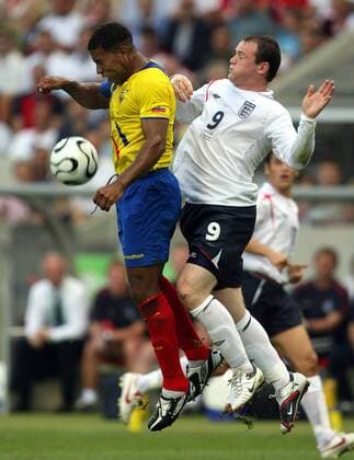 Ulises de la Cruz (Ecuador, li.) gegen Wayne Rooney (England) Fußball WM Herren WM 2006, Länderspiel, Nationalteam, Achtelfinale, Nationaltrikot, England - Ecuador 1:0 Gruppe Stuttgart Dynamik, Fußball WM Herren WM 2006, Länderspiel, Nationalteam, Achtelfinale, Nationaltrikot, England - Ecuador 1:0 Gruppe Stuttgart Dynamik,