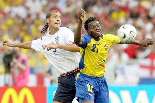 Rio Ferdinand (England, li.) gegen Carlos Tenorio (Ecuador) Fußball WM Herren WM 2006, Länderspiel, Nationalteam, Achtelfinale, Nationaltrikot, England - Ecuador 1:0, Vdig Gruppe Stuttgart Dynamik, Fußball WM Herren WM 2006, Länderspiel, Nationalteam, Achtelfinale, Nationaltrikot, England - Ecuador 1:0, Vdig Gruppe Stuttgart Dynamik,