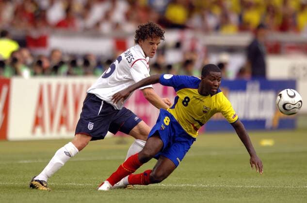 Edison Mendez (Ecuador, re.) gegen Owen Hargreaves (England) Fußball WM Herren WM 2006, Länderspiel, Nationalteam, Achtelfinale, Nationaltrikot, England - Ecuador 1:0 Gruppe Stuttgart Dynamik, Fußball WM Herren WM 2006, Länderspiel, Nationalteam, Achtelfinale, Nationaltrikot, England - Ecuador 1:0 Gruppe Stuttgart Dynamik,
