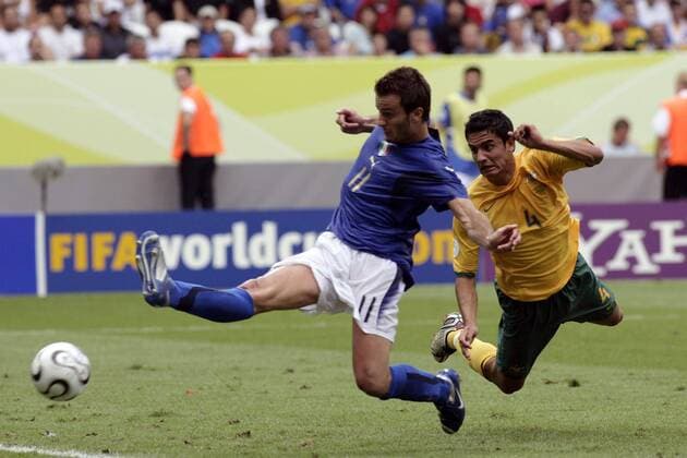 Alberto Gilardino (Italien, li.) gegen Tim Cahill (Australien) Fußball Herren WM 2006, Länderspiel, Nationalteam, Achtelfinale, Nationaltrikot, Italien - Australien 1:0 Gruppe Kaiserslautern Dynamik, Kampf, Fußball Herren WM 2006, Länderspiel, Nationalteam, Achtelfinale, Nationaltrikot, Italien - Australien 1:0 Gruppe Kaiserslautern Dynamik, Kampf,