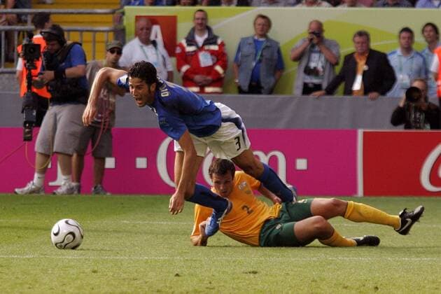 Fabio Grosso (Italien, li.) wird von Lucas Neill (Australien) im Strafraum gefoult Fußball WM Herren WM 2006, Länderspiel, Nationalteam, Nationaltrikot, Achtelfinale, Italien - Australien 1:0 Gruppe Kaiserslautern Dynamik, Kampf, Fußball WM Herren WM 2006, Länderspiel, Nationalteam, Nationaltrikot, Achtelfinale, Italien - Australien 1:0 Gruppe Kaiserslautern Dynamik, Kampf,