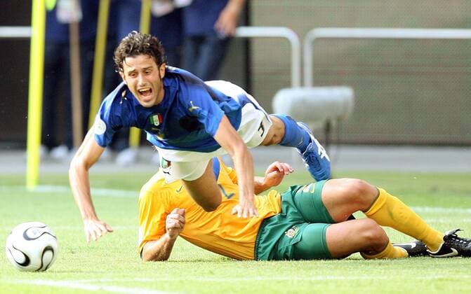 Das Foul, das zum Elfmeter führt - Fabio Grosso (Italien, vorn) fällt über Lucas Neill (Australien) - Fußball Herren WM 2006, Länderspiel, Nationalteam, Achtelfinale, Nationaltrikot, Italien - Australien 1:0 Gruppe Kaiserslautern Dynamik, Kampf, Fußball Herren WM 2006, Länderspiel, Nationalteam, Achtelfinale, Nationaltrikot, Italien - Australien 1:0 Gruppe Kaiserslautern Dynamik, Kampf,