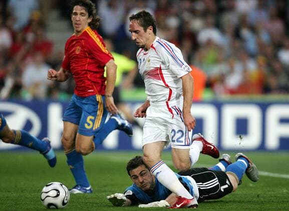 Franck Ribery (Frankreich, vorn) zieht an Torwart Iker Casillas (Spanien) vorbei und erzielt den Treffer zum 1:1 - Fußball WM Herren WM 2006, Länderspiel, Nationalteam, Nationaltrikot, Achtelfinale, Spanien - Frankreich Gruppe Hannover Dynamik, Fußball WM Herren WM 2006, Länderspiel, Nationalteam, Nationaltrikot, Achtelfinale, Spanien - Frankreich Gruppe Hannover Dynamik,