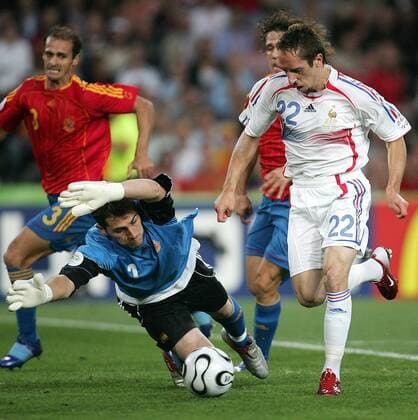 Franck Ribery (Frankreich, re.) zieht an Torwart Iker Casillas (Spanien) vorbei und erzielt den Treffer zum 1:1 - Fußball WM Herren WM 2006, Länderspiel, Nationalteam, Nationaltrikot, Achtelfinale, Spanien - Frankreich Gruppe Hannover Dynamik, Fußball WM Herren WM 2006, Länderspiel, Nationalteam, Nationaltrikot, Achtelfinale, Spanien - Frankreich Gruppe Hannover Dynamik,