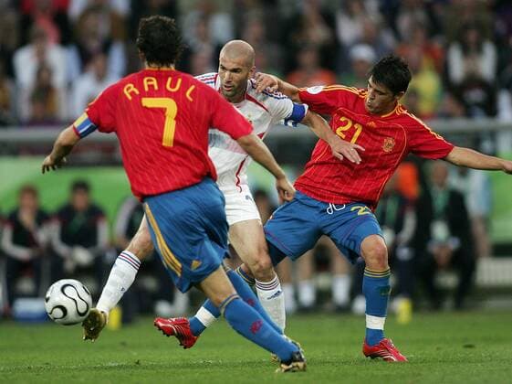 Zinedine Zidane (Frankreich, Mitte) gegen David Villa (re.) und Raul (beide Spanien) - Fußball WM Herren WM 2006, Länderspiel, Nationalteam, Nationaltrikot, Achtelfinale, Spanien - Frankreich 1:3 Gruppe Hannover Dynamik, Fußball WM Herren WM 2006, Länderspiel, Nationalteam, Nationaltrikot, Achtelfinale, Spanien - Frankreich 1:3 Gruppe Hannover Dynamik,