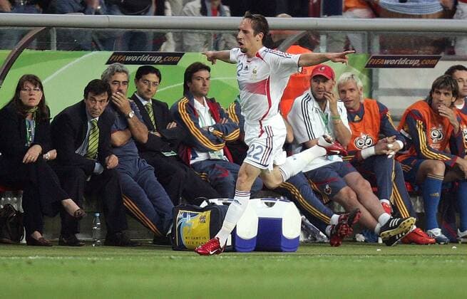 Franck Ribery (Frankreich) - Torjubel vor der enttäuschten spanischen Bank - Fußball WM Herren WM 2006, Länderspiel, Nationalteam, Nationaltrikot, Achtelfinale, Spanien - Frankreich 1:3 Totale Hannover Begeisterung, Freude, Enttäuschung, Fußball WM Herren WM 2006, Länderspiel, Nationalteam, Nationaltrikot, Achtelfinale, Spanien - Frankreich 1:3 Totale Hannover Begeisterung, Freude, Enttäuschung,