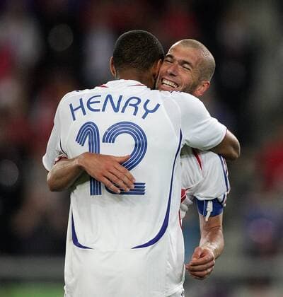 Zinedine Zidane (hi.) und Thierry Henry (beide Frankreich) - Schlußjubel - Fußball WM Herren WM 2006, Länderspiel, Nationalteam, Achtelfinale, Frankreich, Nationaltrikot Gruppe Hannover Glück, Harmonie Freude, Begeisterung, Fußball WM Herren WM 2006, Länderspiel, Nationalteam, Achtelfinale, Frankreich, Nationaltrikot Gruppe Hannover Glück, Harmonie Freude, Begeisterung,