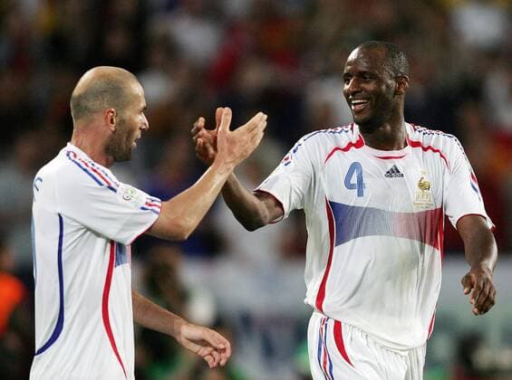 Zinedine Zidane (li.) und Patrick Vieiera (beide Frankreich) - shakehands- Fußball WM Herren WM 2006, Länderspiel, Nationalteam, Achtelfinale, Frankreich, Nationaltrikot Gruppe Hannover Freude, Fußball WM Herren WM 2006, Länderspiel, Nationalteam, Achtelfinale, Frankreich, Nationaltrikot Gruppe Hannover Freude,