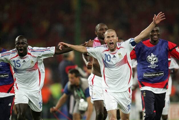Zinedine Zidane (re.) und Lilian Thuram (beide Frankreich) - Schlußjubel - Fußball WM Herren WM 2006, Länderspiel, Nationalteam, Achtelfinale, Frankreich, Nationaltrikot Gruppe Hannover Freude, Begeisterung, Fußball WM Herren WM 2006, Länderspiel, Nationalteam, Achtelfinale, Frankreich, Nationaltrikot Gruppe Hannover Freude, Begeisterung,